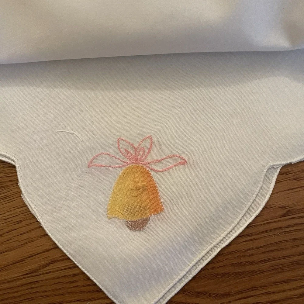 Set Of 8 Vintage Embroidered Bell Appliqué Napkins Cotton Blend Scalloped Edges